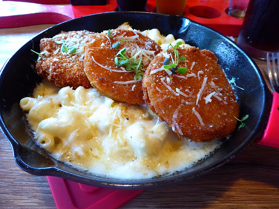 https://hungrytravelers.com/wp-content/uploads/2017/10/fried-green-tom-mac-and-cheese.jpg