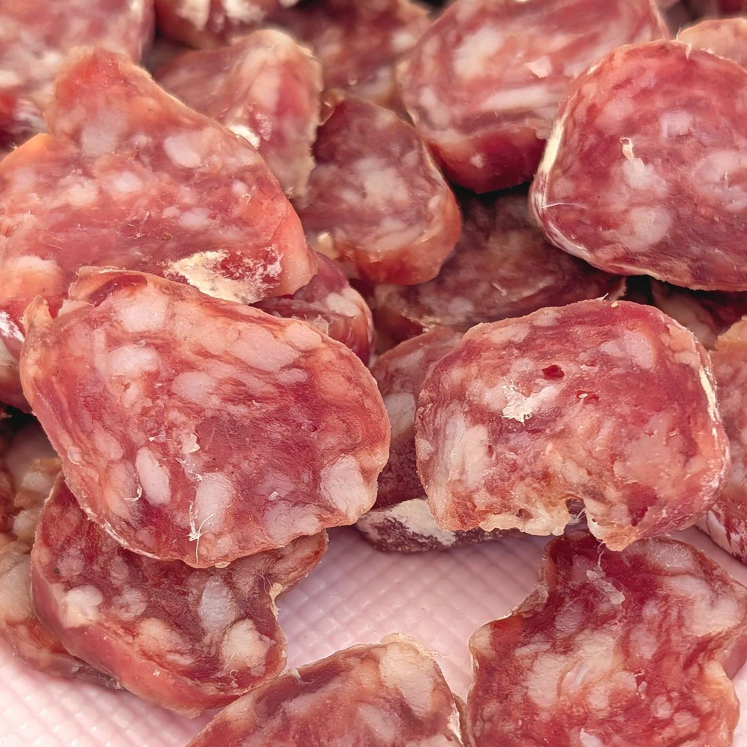 Alicante was buzzing on San Juan eve. All that action didn't get in the way of some great eating at Cuatrolatas (see HungryTravelers.com). We even ate sausage on the street. @cuatrolatasbar @costablancaorg @spain @alicante_city https://hungrytravelers.com/feasting-amid-the-san-juan-fiesta-in-livewire-alicante/