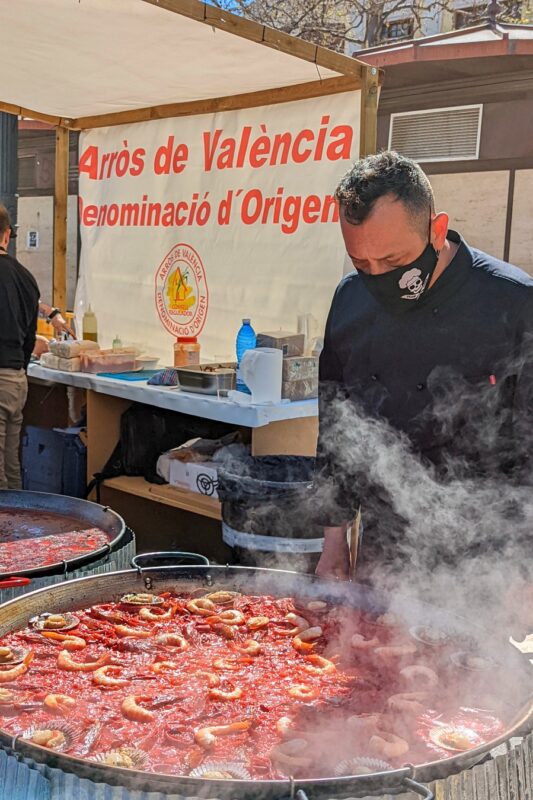 Tastarròs, when the city plaza is a giant cookout