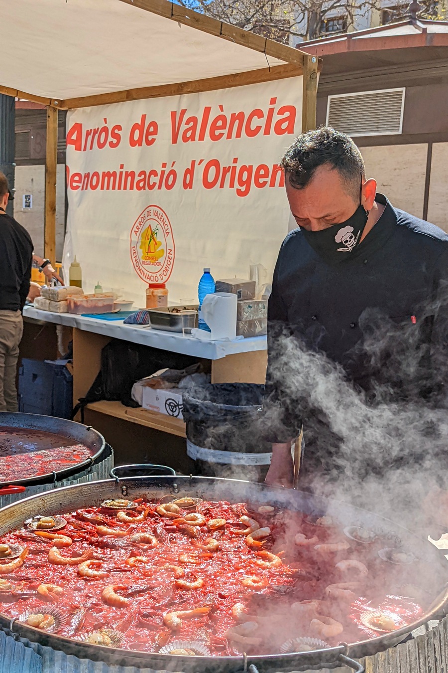 Tastarròs, when the city plaza is a giant cookout